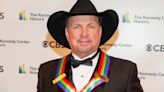 Fact Check: Was Garth Brooks Pictured Wearing an LGBTQ+ Rainbow Flag Ribbon?