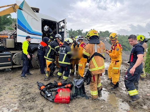 高雄豪雨造成砂石場意外│駕駛座受困 湖內警消火速救援