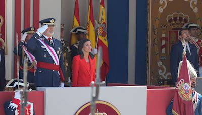 Los reyes Felipe VI y Letizia presiden el desfile del Día de las Fuerzas Armadas en Oviedo