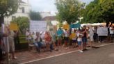 Medio centenar de hamaqueros de Marbella protesta contra la reducción de lotes en las playas