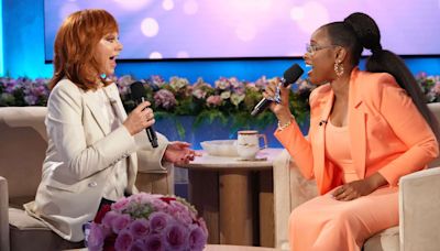 Reba McEntire and Jennifer Hudson Perform Spirited Duet of “Reba ”Theme Song ‘I’m a Survivor’