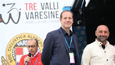 El director del Tour de Francia se indigna: "No es posible que un corredor tenga la camiseta completamente rota tras una caída así"