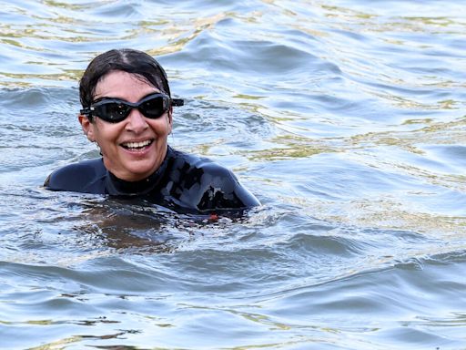 Anne Hidalgo piégée en direct : elle reçoit de l’eau croupie avant le lancement du triathlon dans la Seine