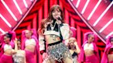 Lisa, do BLACKPINK, faz performance surpresa de “How You Like That”