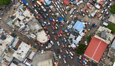 Vendedores y compradores llenan el mercado de Puerto Príncipe en medio de la basura