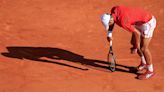 Djokovic gana al calor y a De Miñaur para quitarle otro récord a Nadal