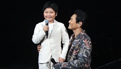 三代同堂獻唱亡父惹淚！杜德偉合體7歲愛兒