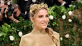 Elsa Pataky triunfa en su primera Met Gala 2024 con un vestido dorado y una diadema de flores