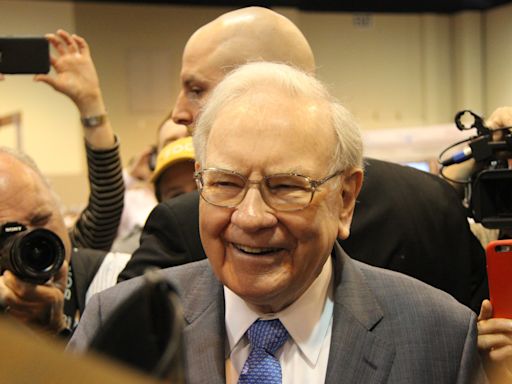 29.5% of Warren Buffett's $305.7 Billion Portfolio Is Invested in 2 Artificial Intelligence (AI) Stocks | The Motley Fool