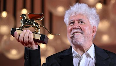 Almodóvar sigue haciendo historia: gana un León de Oro en Venecia con 'La habitación de al lado', su primera película en inglés