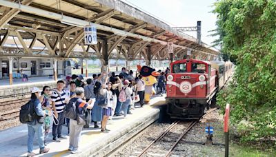 鐵道迷搶拍！睽違15年全線通車 阿里山林鐵10時開出首班車