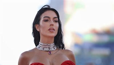 Georgina Rodríguez aparece en la playa con Cristiano Ronaldo y sorprende al usar diminuto traje de baño