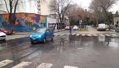 Una pérdida de agua pone en jaque un peligroso cruce en la esquina de Atenas - Diario Hoy En la noticia