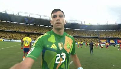 Dibu Martínez recibe un inesperado mensaje del camarógrafo al que agredió tras Colombia vs Argentina