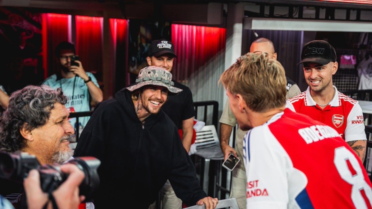 Justin Bieber Attends the Arsenal vs. Manchester United Game in L.A.