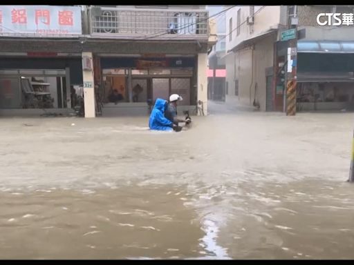 凱米颱風尾狂掃！ 高雄大社驚見「水上機車」雙載