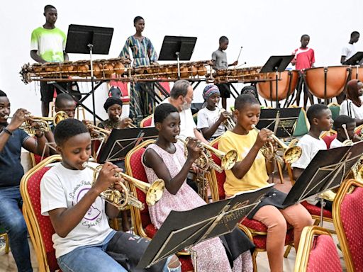 Orquestra sinfônica infantil vira esperança na vida de jovens na Costa do Marfim; conheça
