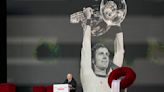 Miles despiden a Beckenbauer en memorial en el estadio del Bayern Munich