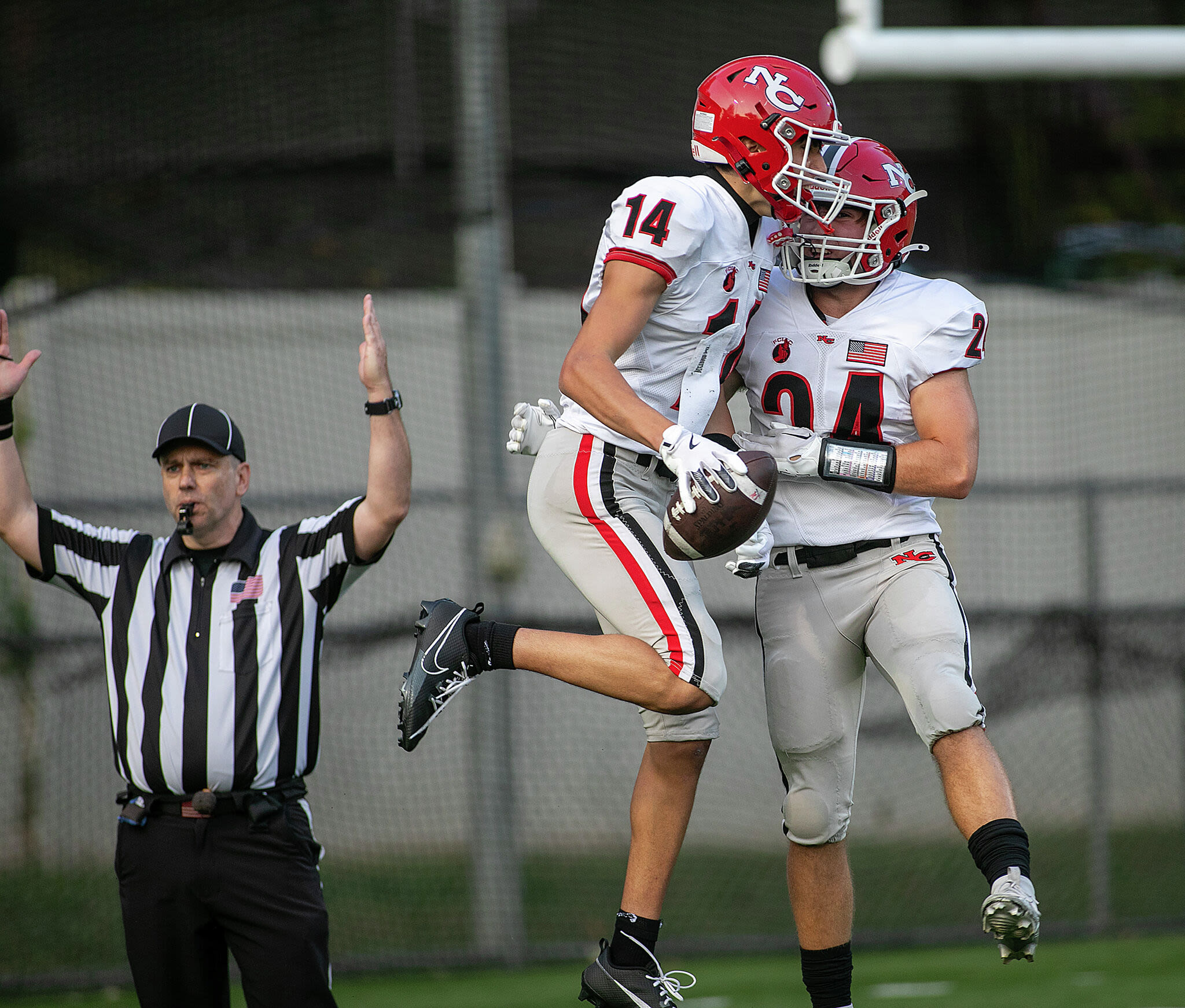 No . 1 New Canaan rolls past No. 7 Maloney behind five Robinson-to-Esposito TDs