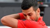 Djokovic recibe un golpe fortuito en la cabeza con una cantimplora de un aficionado