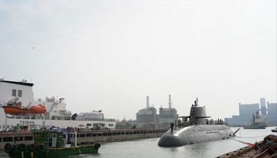 國造潛艦「海鯤」邁步！裝好光電桅杆 今起「泊港測試」