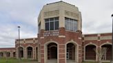 Detienen a menor de 13 años acusado de realizar una falsa amenaza de bomba en una escuela de Texas