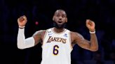 James anota 38 y Lakers vencen 128-117 a Utah