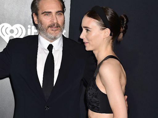 Joaquin Phoenix desata rumores de que se casó en secreto con Rooney Mara