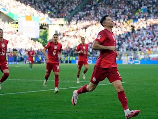 Robert Lewandowski penalty earns Poland a point as France miss out on top spot