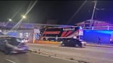 Bus de dos pisos que prestaba apoyo por paro de maquinistas quedó atrapado bajo paso ferroviario en San Bernardo: pasajero resultó herido - La Tercera