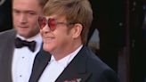 Elton John subasta sus extravagantes trajes: los beneficios irán para la lucha contra el sida