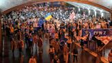俄式法律三讀 格魯吉亞關鍵抉擇 5萬人上街促撤外國代理人法 國會總統政治角力