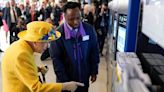 La reina Isabel asiste a la inauguración de una línea de trenes en Londres