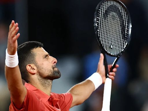 El punto ganado por Djokovic que provocó los suspiros del público en Roland Garros: la racha que acecha de Roger Federer