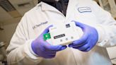 Un dispositivo portátil y no invasivo detecta biomarcadores de las enfermedades de Alzheimer y Parkinson
