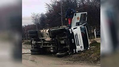 Un camión volcó en un sector urbano de Ushuaia - Diario El Sureño