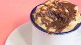 Bolo de caneca com gotas de chocolate: receita perfeita para matar a vontade de doce