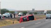 Vehículo acaba volcado en la carretera a México