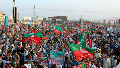 Thousands of supporters of Pakistan's imprisoned ex-Prime Minister Khan rally to demand his release