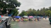 Bloqueo de comerciantes en Avenida Juárez cumple más de 5 horas