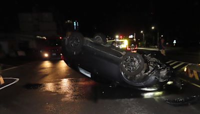 高雄女半夜駕車撞分隔島烏龜翻 影像曝光自曝肇事原因