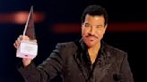 Lionel Richie Gives Advice to ‘Young Superstars’ While Accepting Icon Award at 2022 AMAs