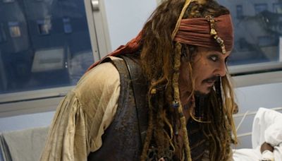 Johnny Depp regresó como Jack Sparrow para visitar a pacientes en hospital