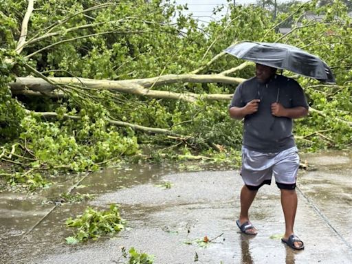 Houston residents under heat wave still without power after Hurricane Beryl