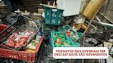 Reportagem flagra limpeza de alimentos e bebidas retirados das enchentes para serem vendidos irregularmente no RS