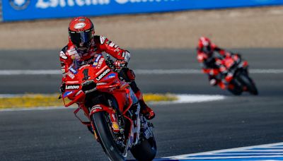 Reacción de Bagnaia en un carrusel de caídas