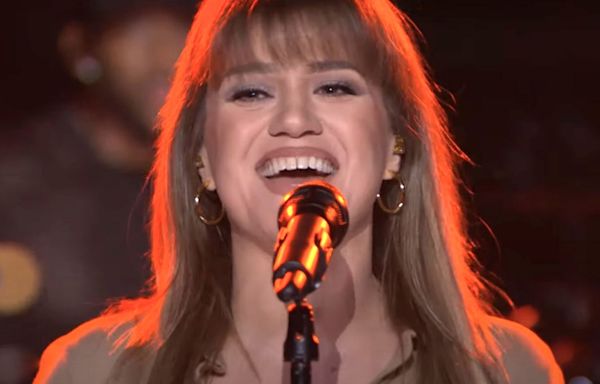 Watch Kelly Clarkson have a breakdown while trying to sing Jon Bon Jovi's 'Blaze of Glory': 'Ahh f---!'