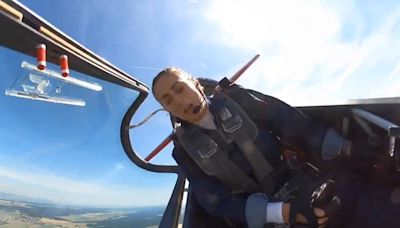 Graba cómo se le abre la cabina de la aeronave en pleno vuelo