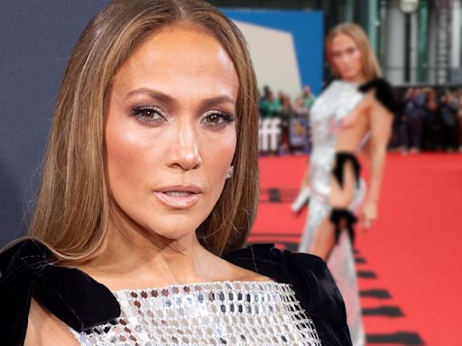 Jennifer Lopez reaparece con el "vestido de la venganza" en la premier de su película