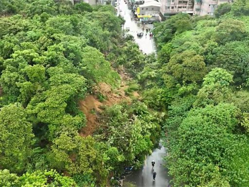 基隆豪大雨！新豐街社區驚傳「走山」 掩埋多輛機車